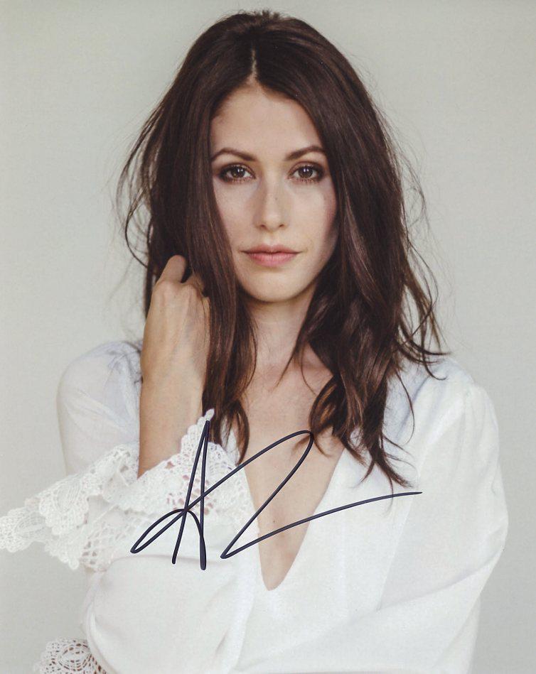 Amanda Crew PRETTY Signed Photo: Amanda Crew in person signed autographed photo. Amanda Crew has been in such movies as HAUNTING IN CONNECTICUT, CHARLIE ST. CLOUD, and the TV series SILICON VALLEY