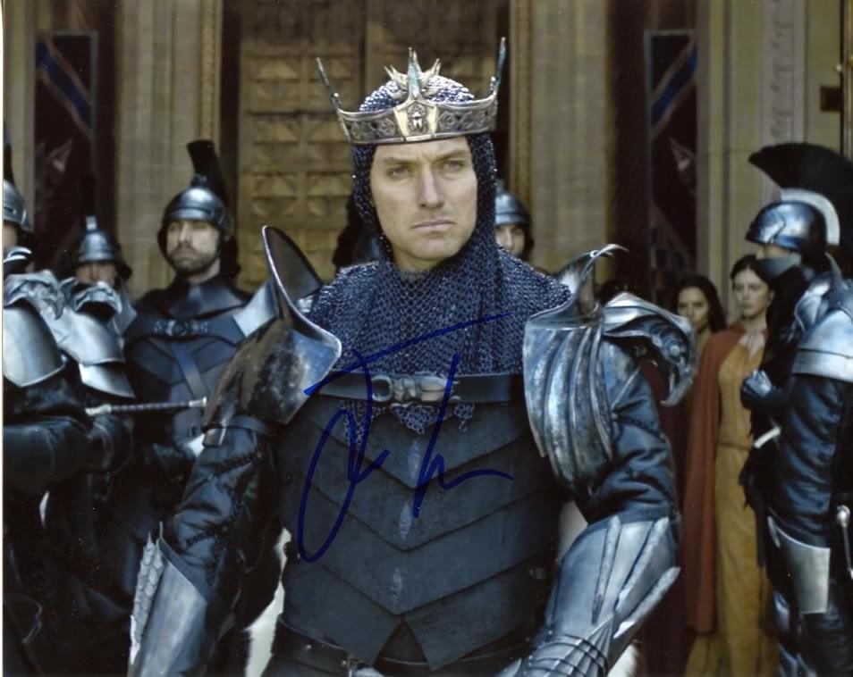 Jude Law KING ARTHUR LEGEND OF THE SWORD Signed Photo: Jude Law in person signed autographed photo from the movie KING ARTHUR LEGEND OF THE SWORD. Jude Law as the character Vortigern