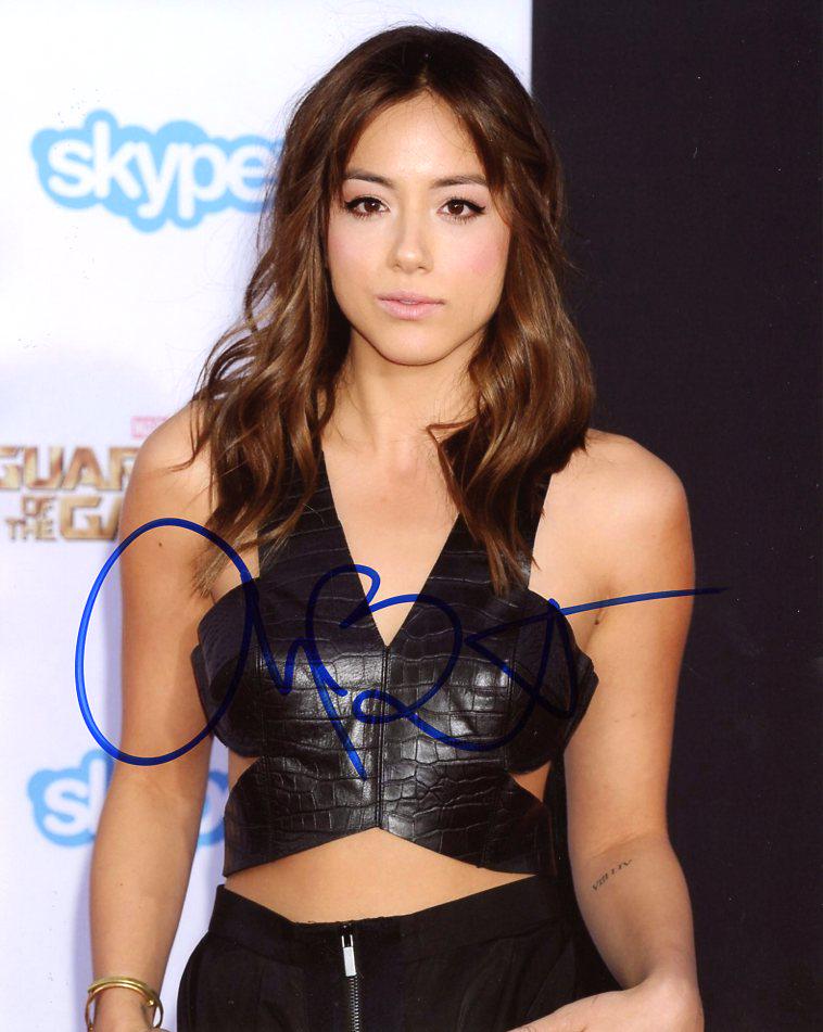 Chloe Bennett HOT In Person Signed Photo: Chloe Bennet pretty in person signed autographed photo. Chloe Bennet has done such TV and movies as AGENT OF SHIELD, VALLEY GIRL, and NASHVILLE