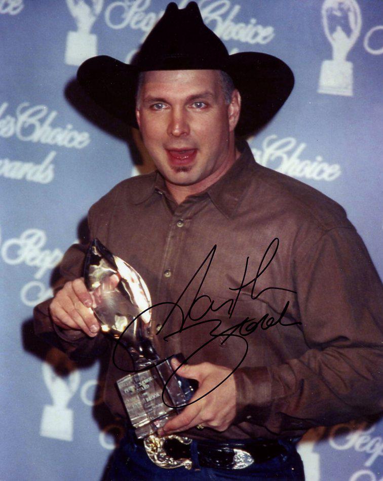 Garth Brooks COUNTRY In Person Signed Photo: Garth Brooks in person signed autographed photo. An American singer and songwriter. His integration of rock and pop elements into the country genre has earned him popularity, particularly in the Unite