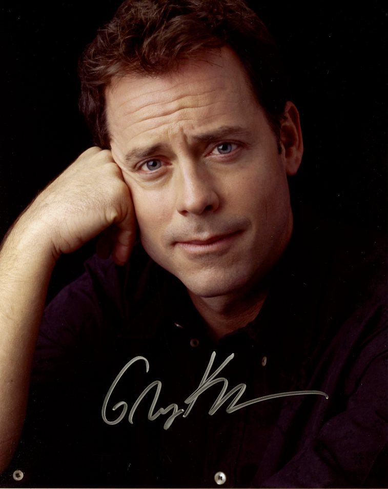 Greg Kinnear CLOSE-UP Signed Photo: Greg Kinnear in person signed autographed photo. Greg Kinnear has done such movies as DREAMLAND, LITTLE MISS SUNSHINE, and THE LAST SONG.