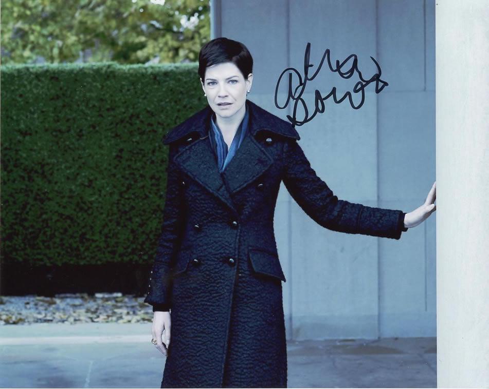 Alisen Down 12 MONKEYS Signed Photo: Alisen Down in person signed autographed photo from the movie 12 MONKEYS. Alisen Down as the character Olivia