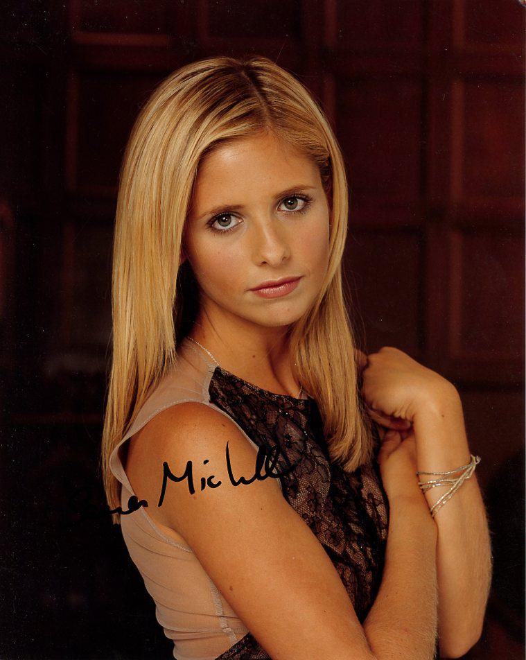 Sarah Michelle Gellar BUFFY In Person Signed Photo: Sarah Michelle Gellar in person signed autographed photo from the TV series BUFFY. Sarah Michelle Gellar as the character Buffy