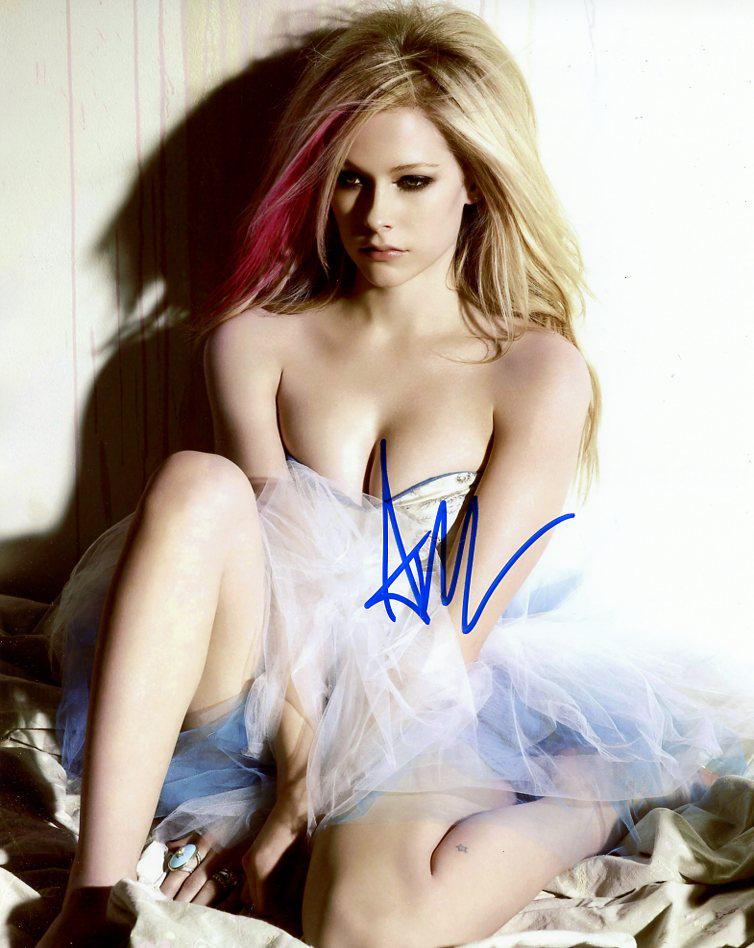 Avril Lavigne MUSICIAN In Person Signed Photo: Avril Lavigne in person signed autographed photo. Avril Lavigne is a Canadian singer, songwriter and actress. By the age of 15, she had appeared on stage with Shania Twain, and by 16, she had signed a