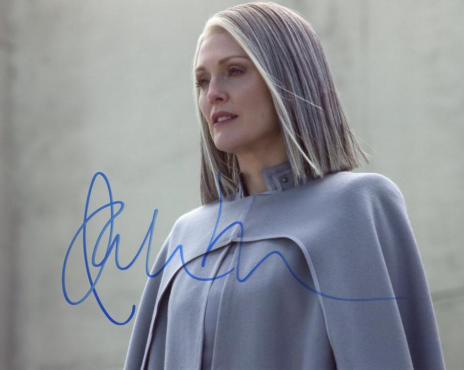 Julianne Moore HUNGER GAMES MOCKINGJAY In Person Signed: Julianne Moore in person signed autographed photo from the movie THE HUNGER GAMES MOCKINGJAY PT 2. Julianne Moore as the character President Alma Coin.