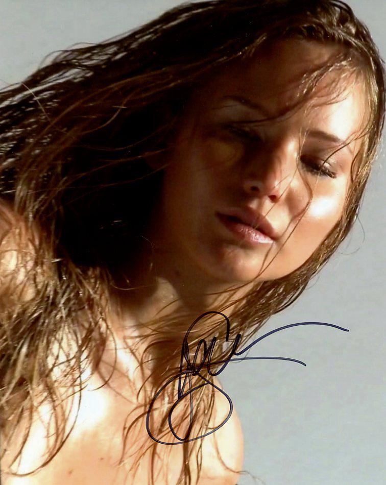 Jennifer Lawrence PRETTY In Person Signed Photo: Jennifer Lawrence - in person signed autographed photo. Jennifer Lawrence has starred in such blockbuster hits such as THE HUNGER GAMES, SILVER LININGS PLAYBOOK, AMERICAN HUSTLE, X-MEN MOVIES.