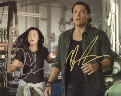 Blair Redford / Jamie Chung THE GIFTED In Person Signed Photo: Photo size is 8x10. Blair Redford / Jamie Chung in person signed autographed photo from the TV series THE GIFTED. Blair Redford as the character John Proudstar. Jamie Chung as the character Blink