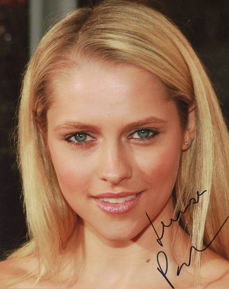 Teresa Palmer PRETTY In Person Signed Photo: Photo size is 8 x 10. Teresa Palmer in person signed autographed photo. Teresa, has done such movies as SORCERERS APPRENTICE, WARM BODIES, and A DISCOVERY OF WITCHES.