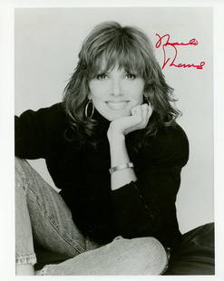 Marlo Thomas BEAUTIFUL / THAT GIRL Signed Photo: Photo size is 8x10. Marlo Thomas signed photo. Marlo Thomas has done such TV and movies as OCEANS EIGHT, LOL, but is best known for her role in the TV series THAT GIRL as the character Ann Marie.