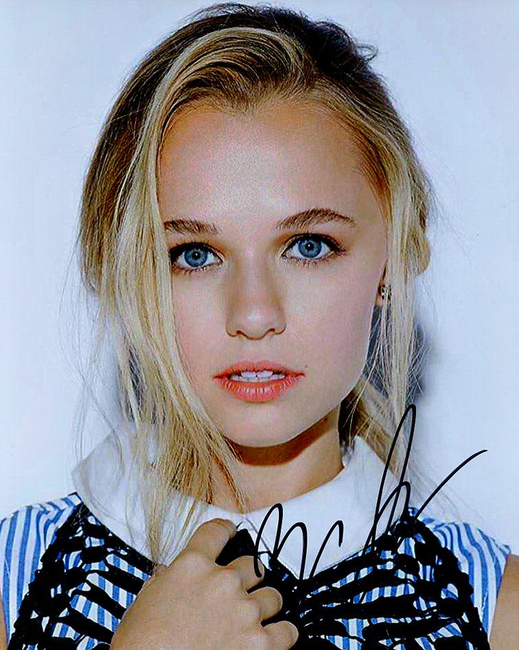 Madison Iseman PRETTY / JUMANJI In Person Signed Photo (1 of 1)