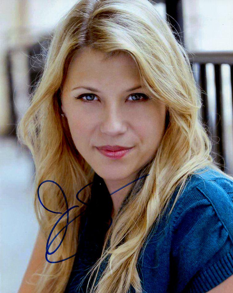 Jodi Sweetin FULLER HOUSE In Person Signed Photo: Photo size is 8x10. Jodi Sweetin in person signed autographed photo. Jodi Sweetin has done such TV as FULL HOUSE, FULLER HOUSE, and DANCING WITH THE STARS