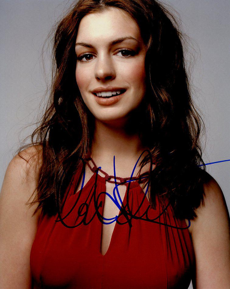 Anne Hathaway DARK NIGHT / LES MISERABLES In Person Signed Photo (1 of 1)