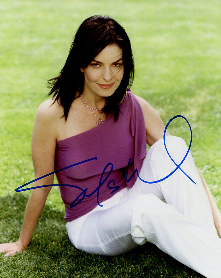 Sela Ward HOUSE MD / INDEPENDENCE DAY In Person Signed Photo: Photo Size is 8x10. Sela Ward beautiful in person signed photo. Sela Ward has done such TV and movies as HOUSE MD, INDEPENDENCE DAY: RESURGENCE, and THE FUGITIVE.