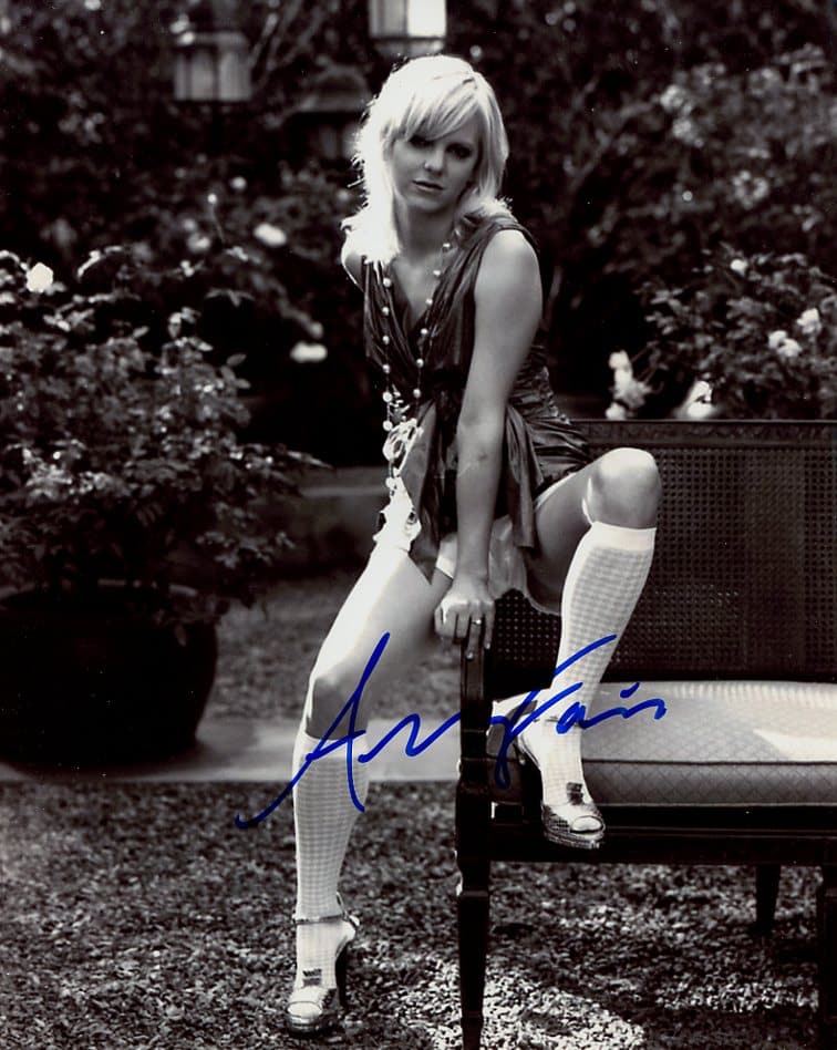 Anna Faris SEXY / MOM In Person Signed Photo: Photo size is 8x10. Anna Faris in person sign photo. Anna Faris has done such TV and movies as HOUSE BUNNY, MOM, and SCARY MOVIE.