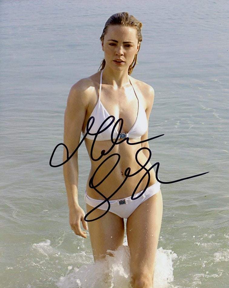Melissa George STUNNING BIKINI In Person Signed Photo: Photo size is 8x10. Melissa George in person signed photo. Melissa George has done such TV and movies as HUNTED, TRIANGLE, and THE MOSQUITO COAST.