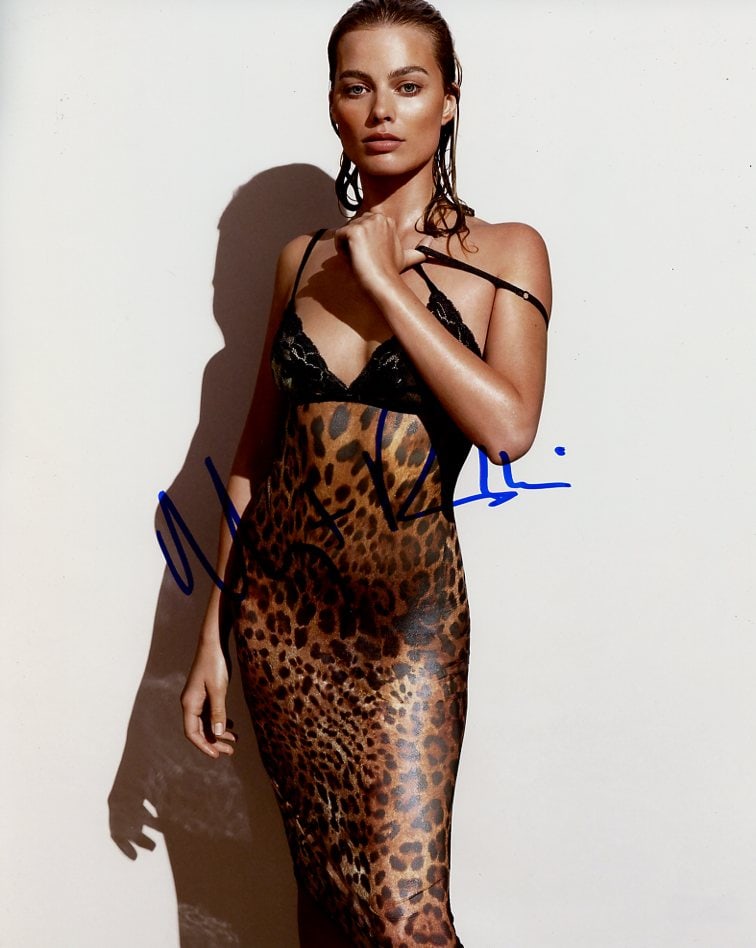 Margot Robbie STUNNING In Person Signed Photo: Photo size is 8x10. Margot Robbie amazing in person signed photo. Margot Robbie has done such movies as BARBIE, SUICIDE SQUAD, and TARZAN.