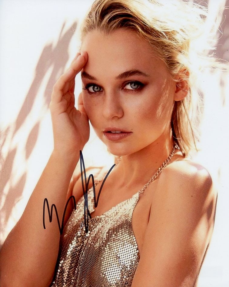 Madison Iseman PRETTY / JUMANJI In Person Signed Photo (1 of 1)