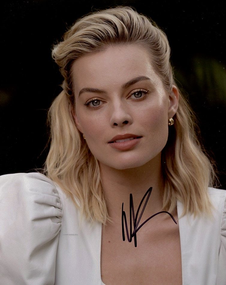 Margot Robbie STUNNING In Person Signed Photo (1 of 1)