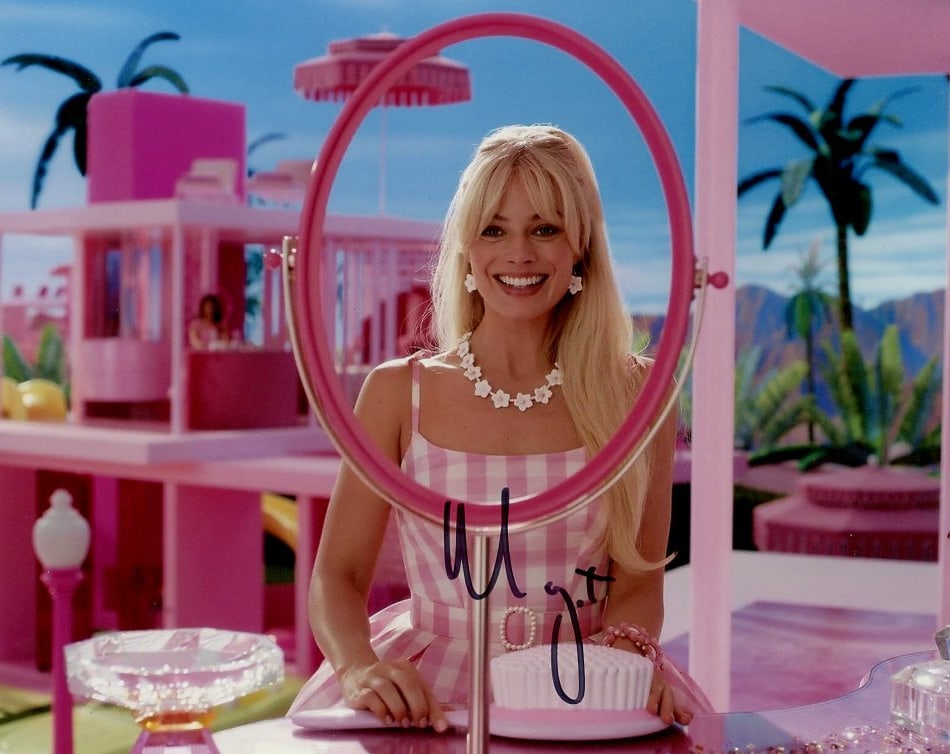 Margot Robbie BARBIE In Person Signed Photo: Photo size is 8x10. Margot Robbie in person signed photo from the movie BARBIE. Margot Robbie as the character Barbie.