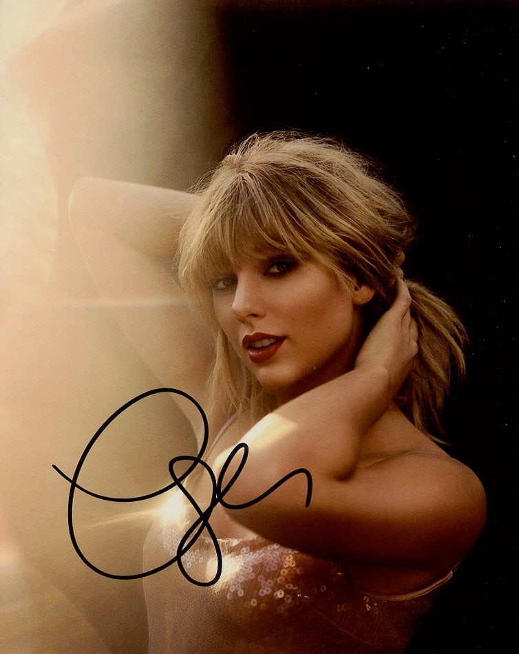 Taylor Swift POP SUPERSTAR In Person Signed Photo (1 of 1)