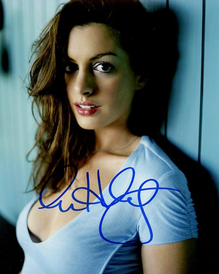 Anne Hathaway BATMAN / THE HUSTLE In Person Sign Photo (1 of 1)