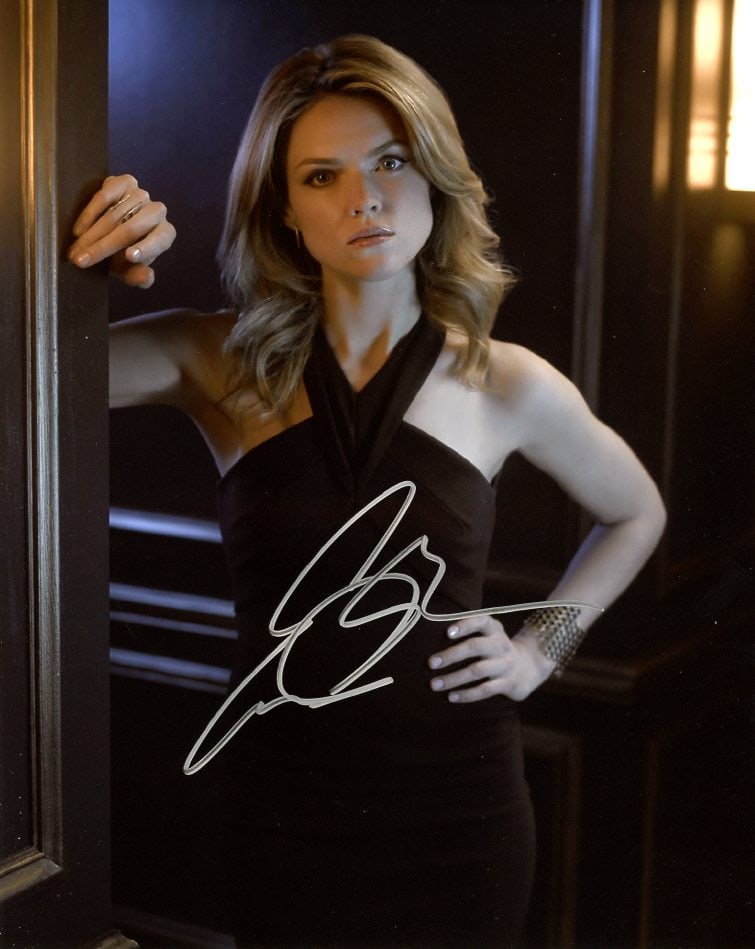 Erin Richards GOTHAM In Person Signed Photo: Photo size is 8x10. Erin Richards in person signed autographed photo from the TV series GOTHAM. Erin Richards as the character Barbara Kean.