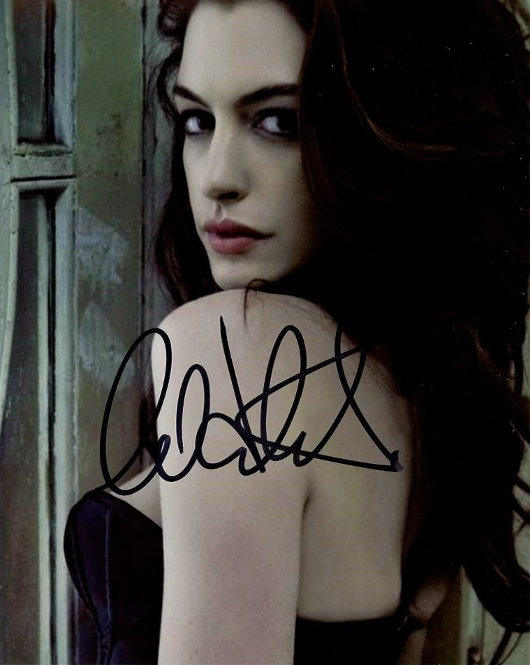 Anne Hathaway BATMAN / THE HUSTLE In Person Sign Photo: Photo size is 8x10. Anne Hathaway beautiful in person sign photo. Anne Hathaway has done such movies as THE HUSTLE, LES MISERABLES, and BATMAN THE DARK KNIGHT RISES.
