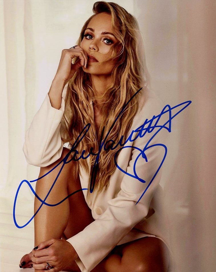Laura Vandervoort SMALLVILLE / SAW In Person Signed Photo (1 of 1)