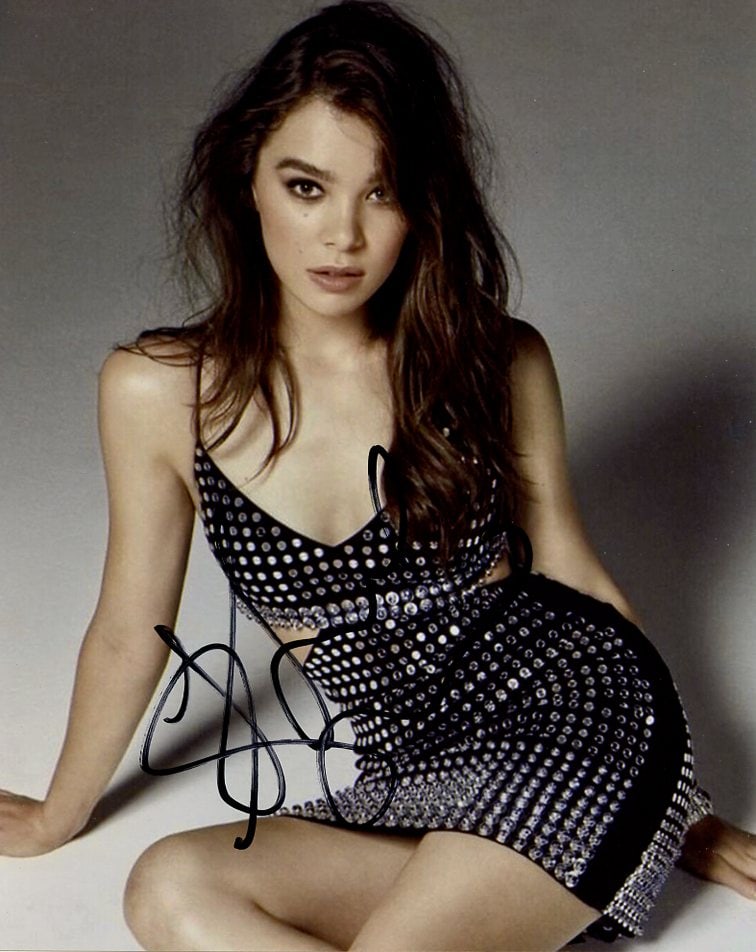 Hailee Steinfeld PITCH PERFECT / SINGER In Person Signed Photo: Photo size is 8x10. Hailee Steinfeld in person signed photo. Hailee Steinfeld is an American actress and singer. She had her breakthrough with the western film True Grit, which earned her various acco