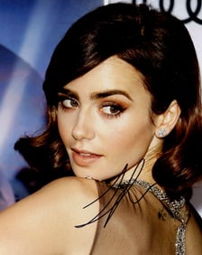 Lily Collins MORTAL INSTRUMENTS / MIRROR MIRROR In Person Signed Photo