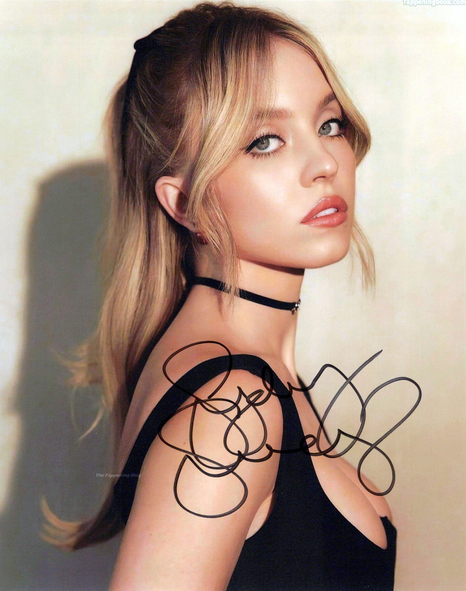 Sydney Sweeny EUPHORIA / WHITE LOTUS In Person Signed Photo (1 of 1)