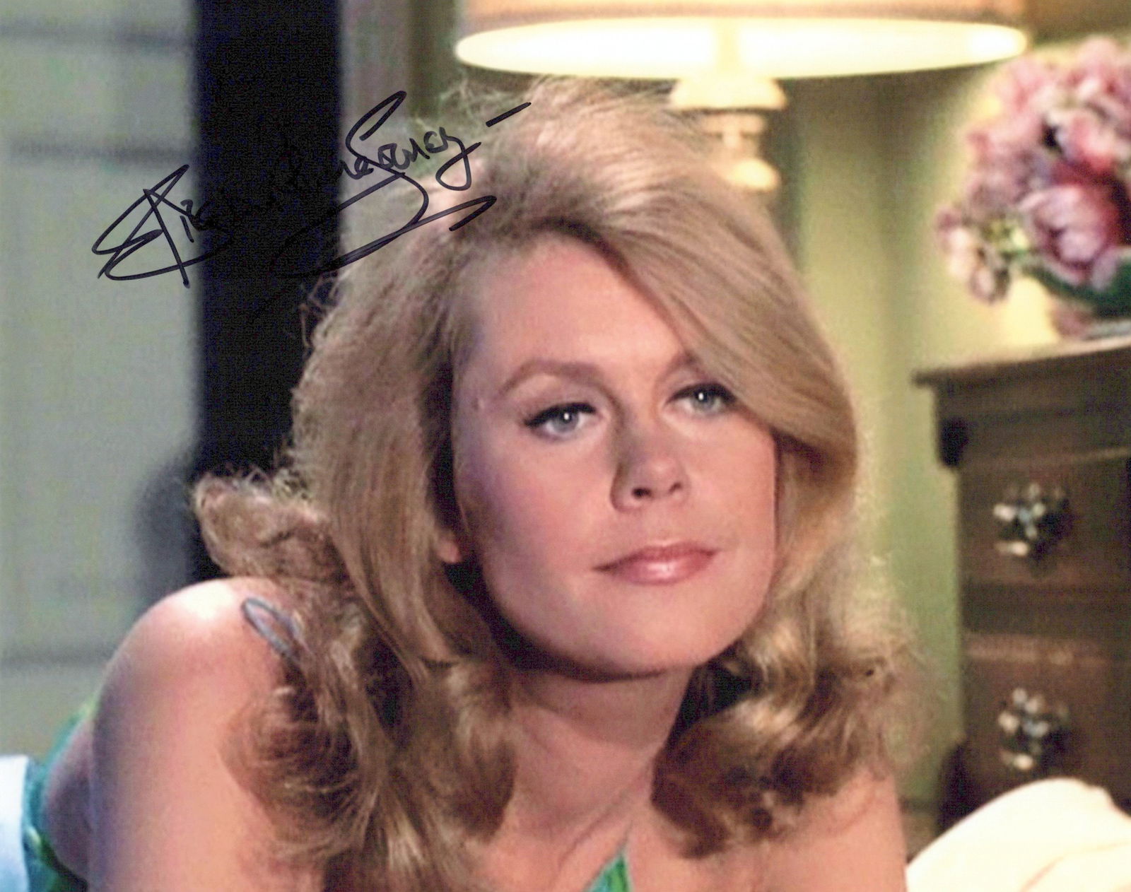 Elizabeth Montgomery (1933-1995) BEWITCHED Signeded Photo (1 of 1)