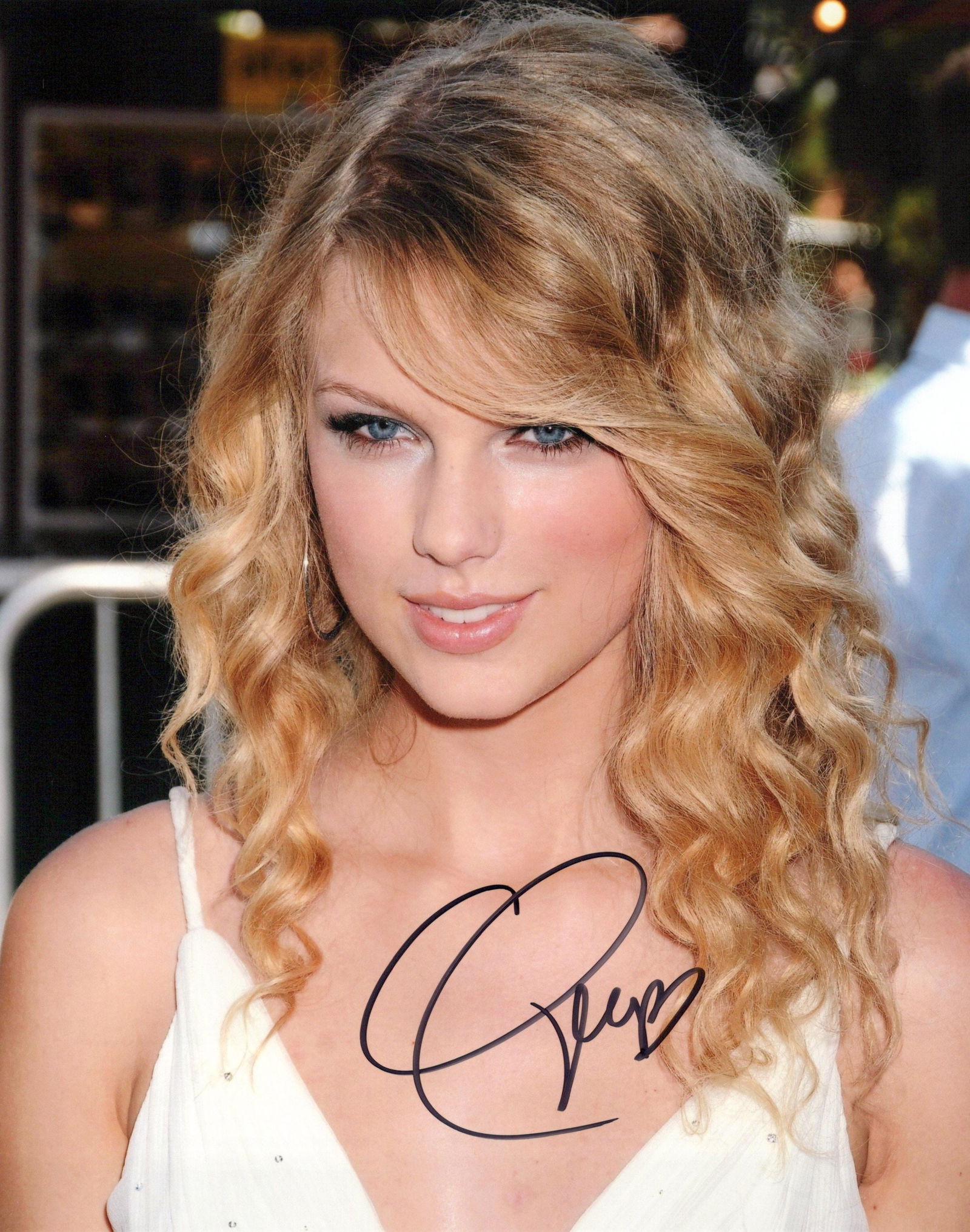 Taylor Swift POP SUPERSTAR In Person Signed Photo (1 of 1)