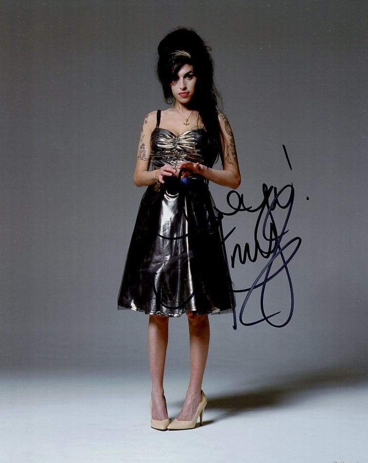 Amy Winehouse MUSIC LEGEND Signed Photo (1 of 1)