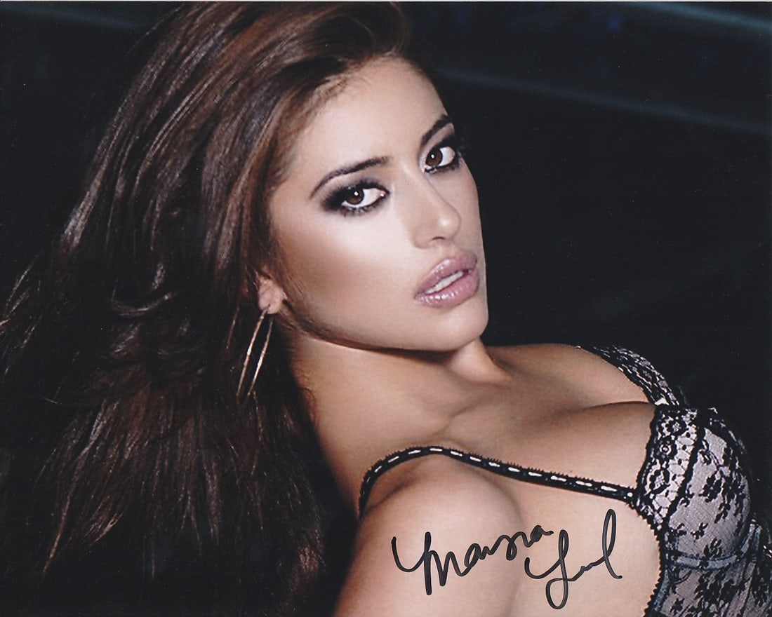 Mayra Leal THE HEAD THIEVES / MACHETE in person signed photo: Photo size is 8x10. Mayra Leal in person signed photo. MayraLeal has done such TV and movies as THE HEAD THIEVES, MACHETE, and THE END OF APRIL