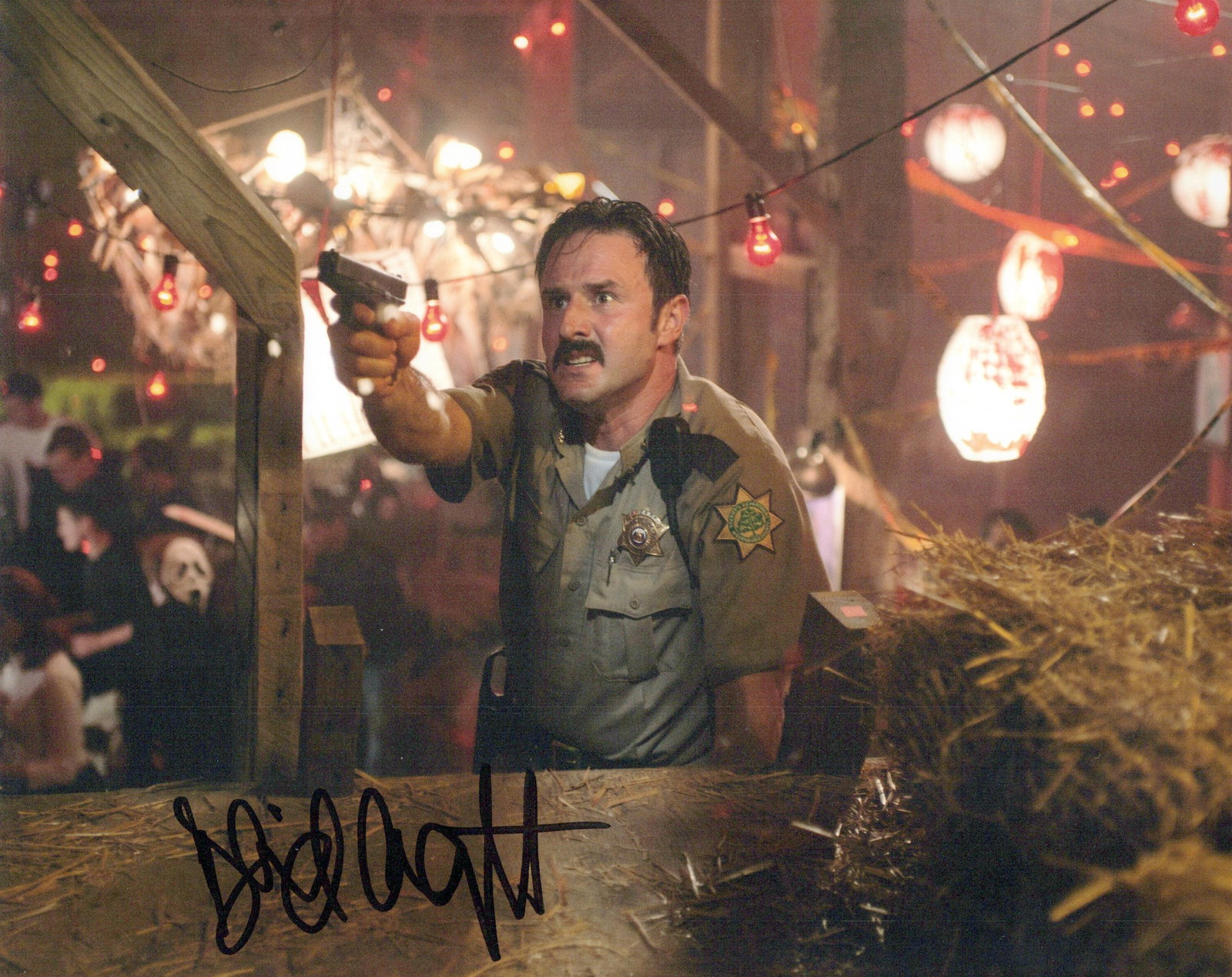 David Arquette SCREAM 4 In Person Signed Photo: Photo size is 8x10. David Arquette in person signed photo from the movie SCREAM 4. David Arquette as the character Dewey.