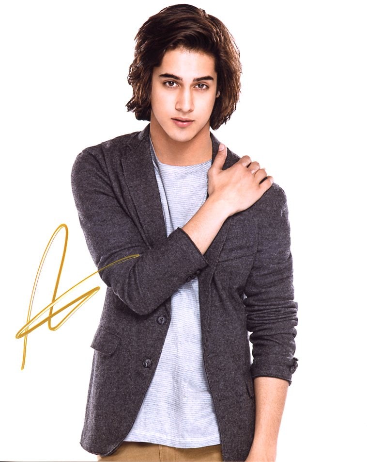 Avan Jorgia VICTORIOUS In Person Signed Photo: Photo size is 8x10. Avan Jorgia in person signed photo from the TV series VICTORIOUS. Avan Jorgia as the character Beck Oliver.