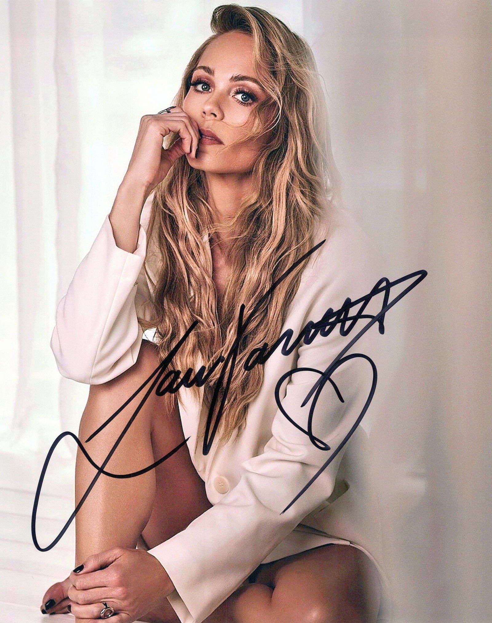 Laura Vandervoort SMALLVILLE / SAW In Person Signed Photo (1 of 1)