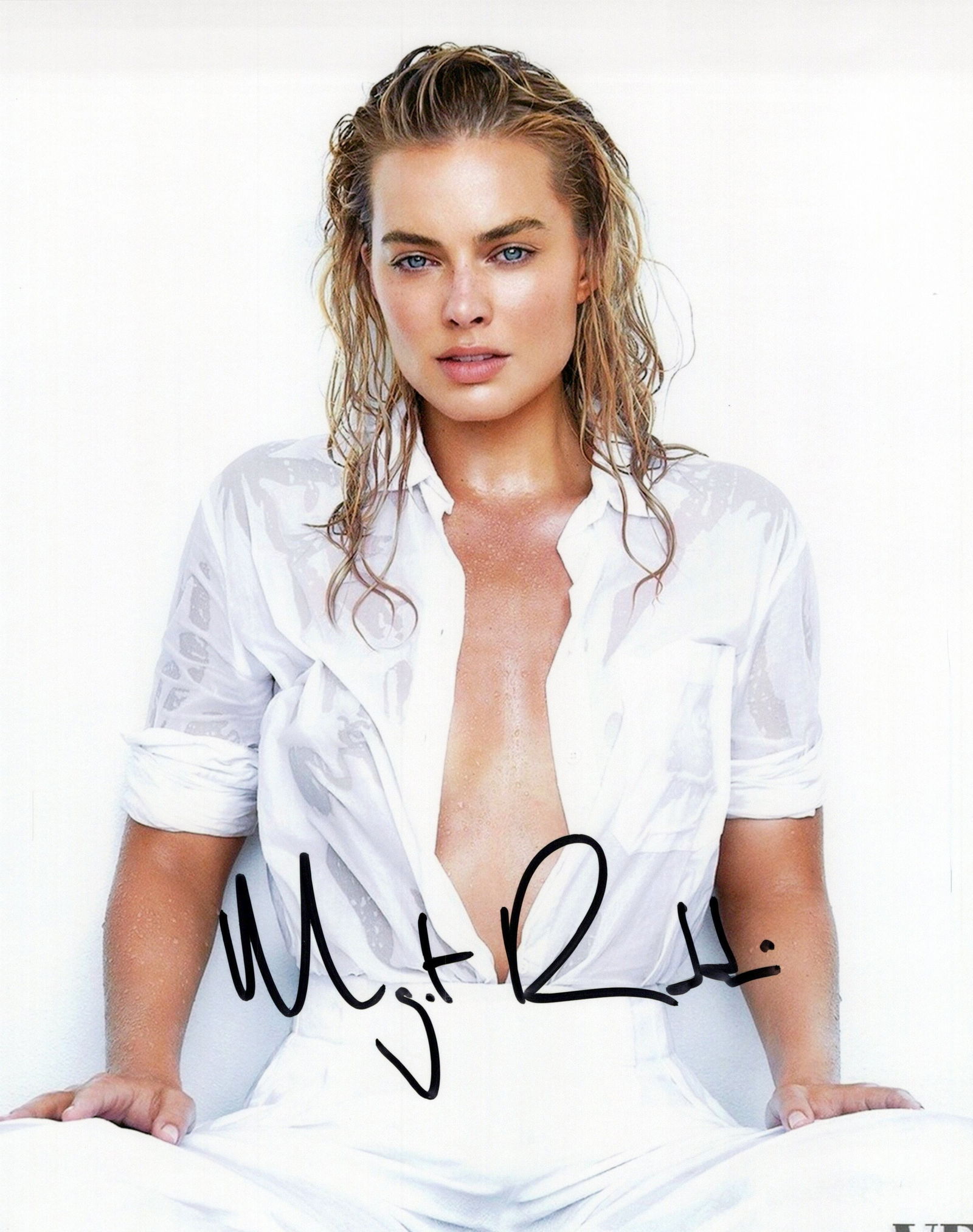 Margot Robbie GORGEOUS In Person Signed Photo (1 of 1)