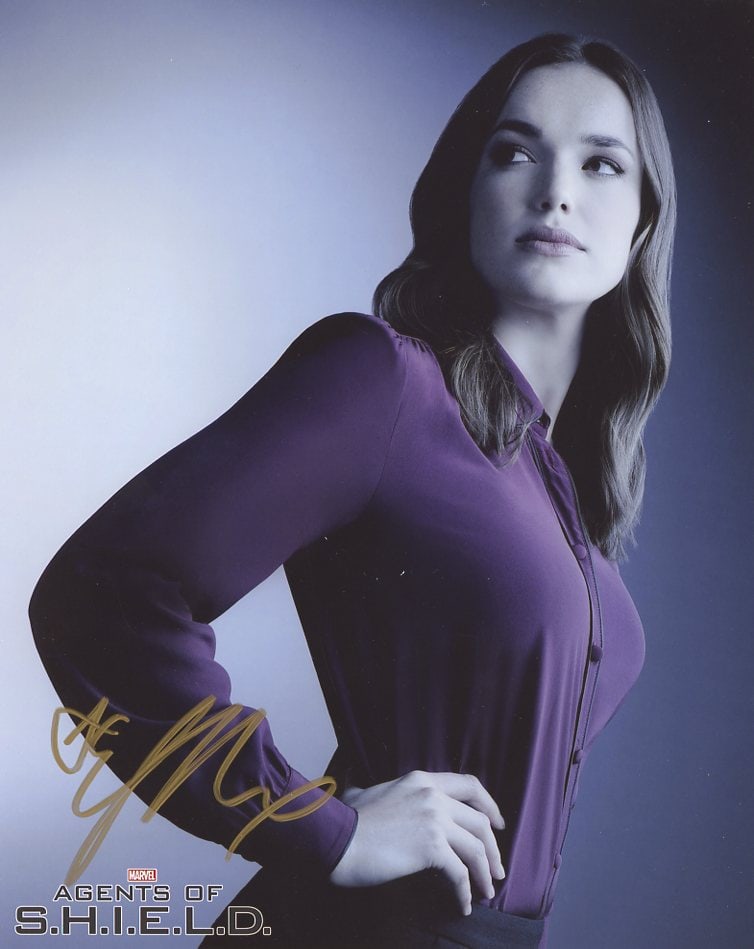Elizabeth Henstridge AGENTS OF SHIELD In Person Signed Photo: Photo size is 8x10. PRIVATE SIGNING. From a EBAutographs signing. Elizabeth Henstridge in person signed autographed photo from the TV series MARVLE AGENTS OF SHIELD. Elizabeth Henstridge as the charac