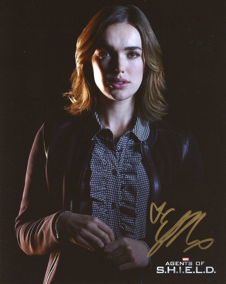 Elizabeth Henstridge AGENTS OF SHIELD In Person Signed Photo: Photo size is 8x10. PRIVATE SIGNING. From a EBAutographs signing. Elizabeth Henstridge in person signed autographed photo from the TV series MARVLE AGENTS OF SHIELD. Elizabeth Henstridge as the charac