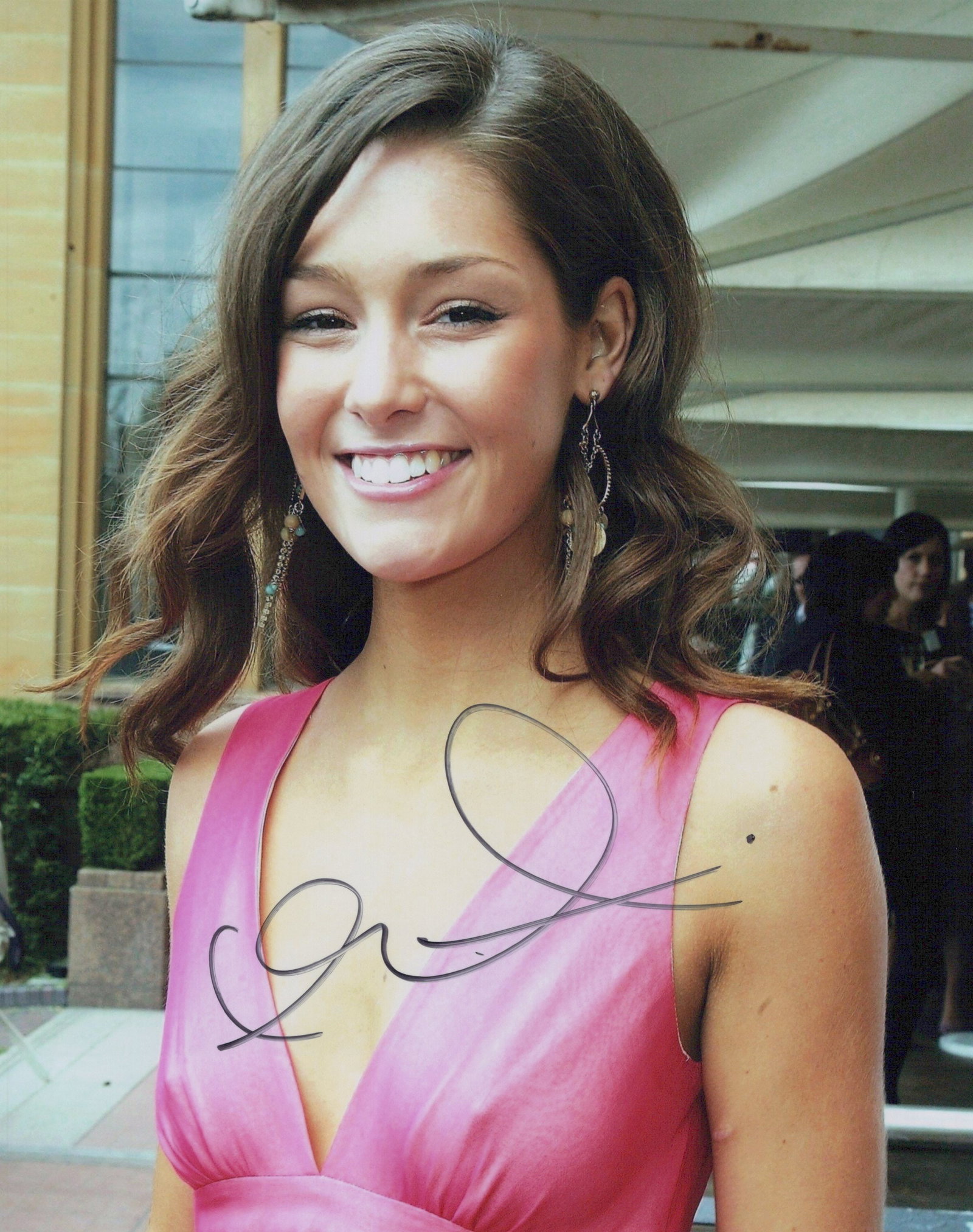 Erin McNaught AUSTRALIAN MODEL / ACTRESS In Person Signed Photo: Photo size is 8x10. Erin McNaught in person signed photo. Erin McNaught is an Australian model, actress, presenter, television personality and beauty pageant titleholder. McNaught grew up in Australia