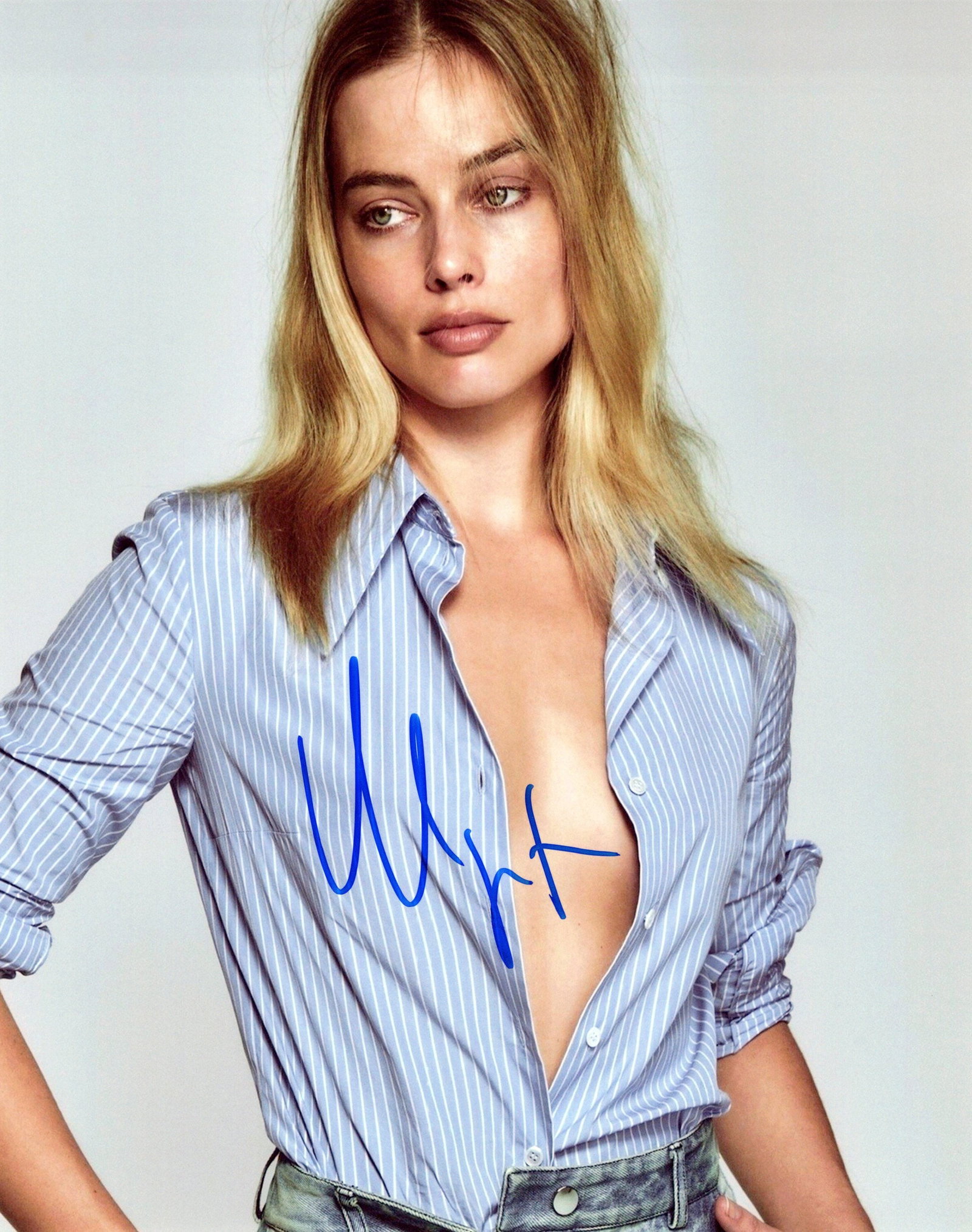 Margot Robbie GORGEOUS In Person Signed Photo: Photo size is 8x10. Margot Robbie beautiful in person signed photo. Margot Robbie has done such movies as BARBIE, SUICIDE SQUAD, and TARZAN.