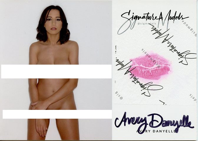 Avery Danyelle LIP PRINT In Person Signed Photo: Photo size is 5x7. PRIVATE SIGNING. Avery Danyelle in person signed photo and kiss card. Signature Model. 5x7 Color In Person signed very sexy portrait. She added a lip print. This item was signed at 