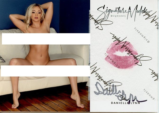 Danielle Lynn LIP PRINT In Person Signed Photo (1 of 1)