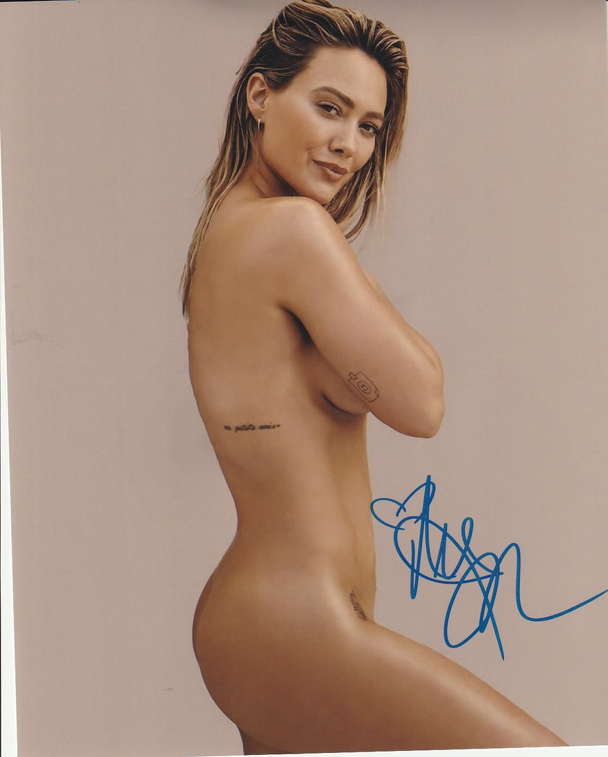 Hilary Duff YOUNGER / LIZZY MCGUIRE In Person Signed Photo: Photo size is 8x10. Hilary Duff in person signed photo. Hilary Duff has done such TV and movies as LIZZIE MCGUIRE, CINDERELLA STORY, and HOW I MET YOUR FATHER.