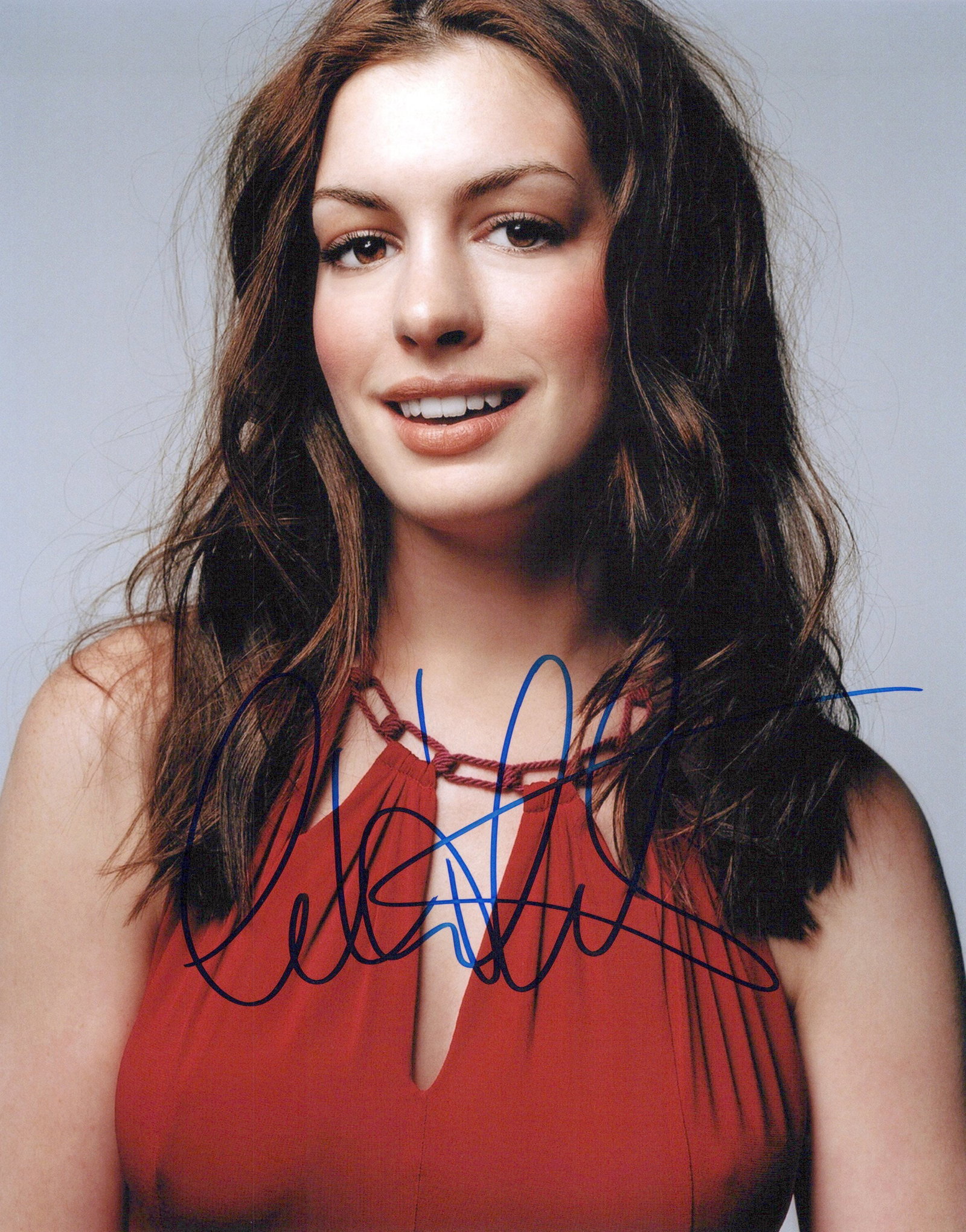Anne Hathaway DARK NIGHT / LES MISERABLES In Person Signed Photo (1 of 1)
