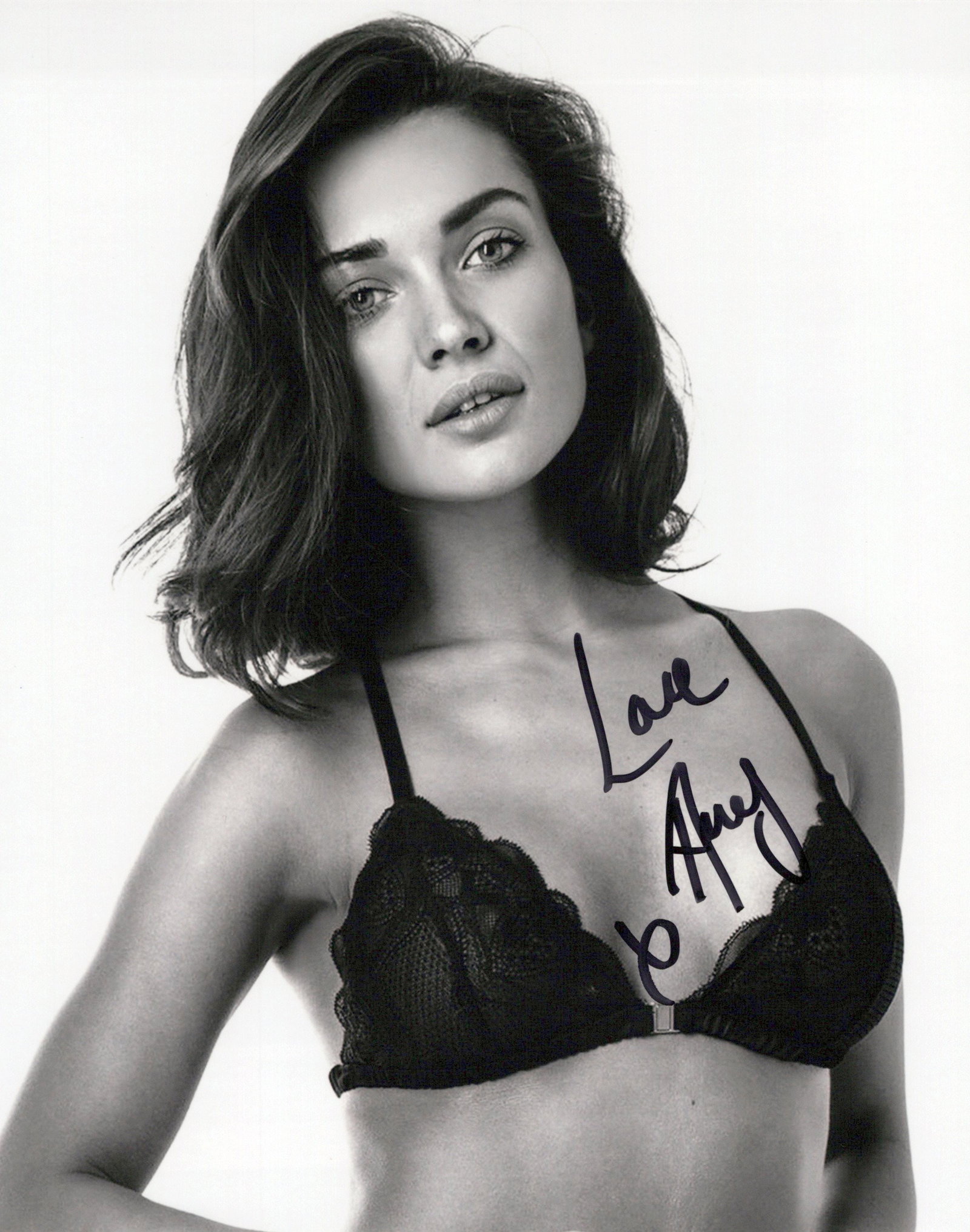 Amy Jackson SEXY / SUPERGIRL In Person Signed Photo: Photo size is 8x10. Amy Jackson sexy in person signed autographed photo. Amy Jackson has done such TV and movies as SUPERGIRL, THE VILLAIN, and BOGEYMAN.