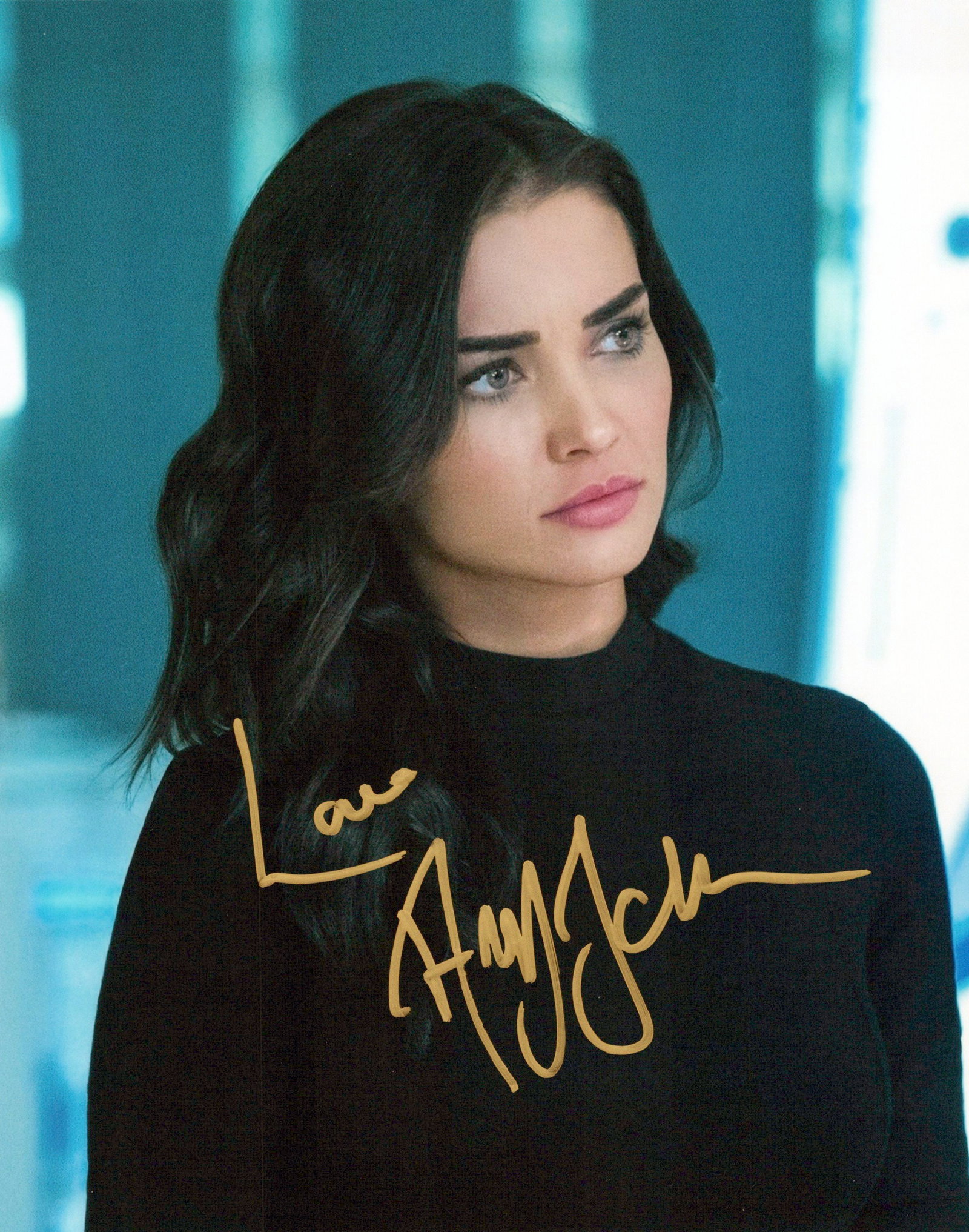 Amy Jackson SUPERGIRL In Person Signed Photo: Photo size is 8x10. Amy Jackson in person signed autographed photo from the TV series SUPERGIRL. Amy Jackson as the character Imra Aldeen.