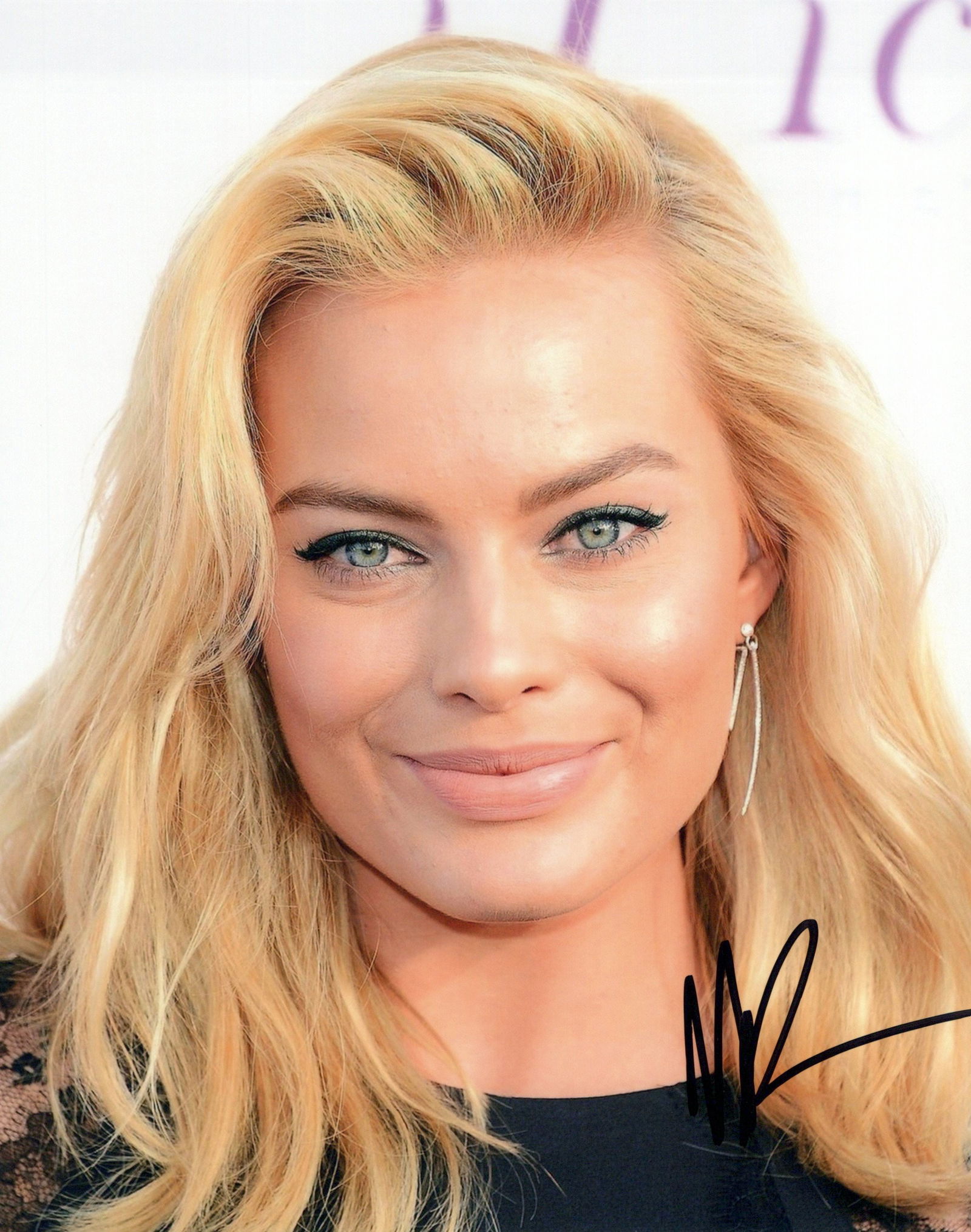 Margot Robbie GORGEOUS In Person Signed Photo (1 of 1)